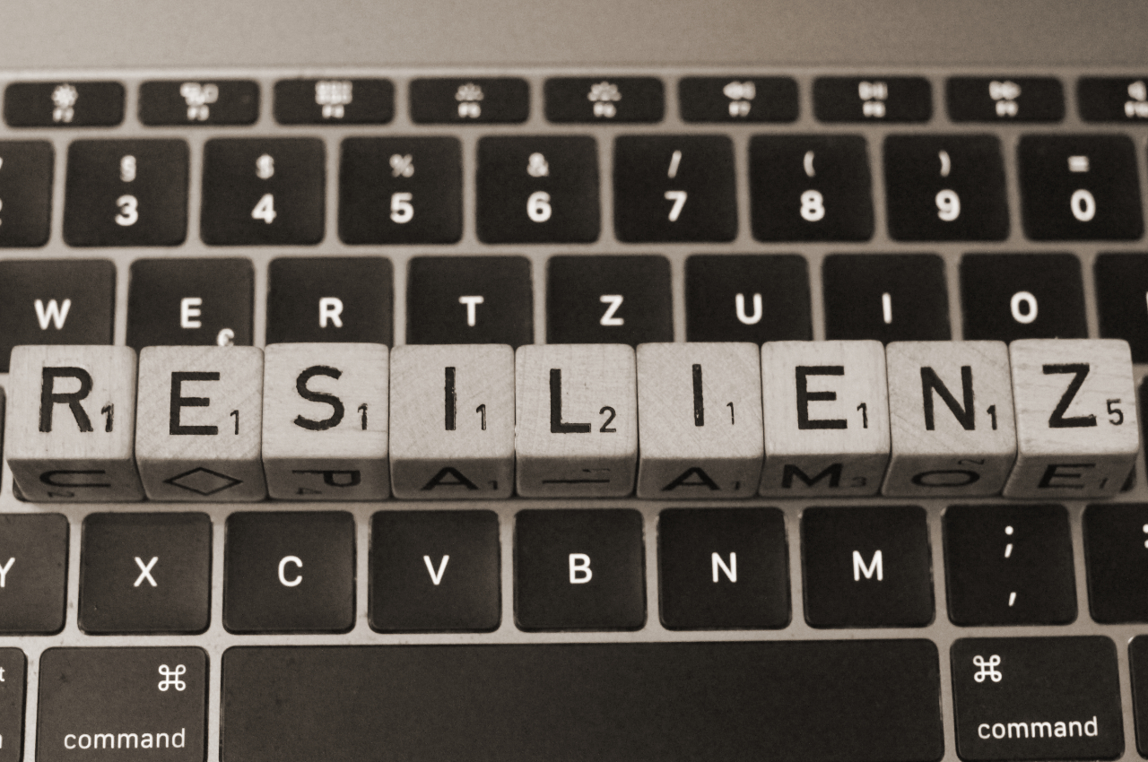 Resilienz - Buchstaben-Würfel auf Tastatur