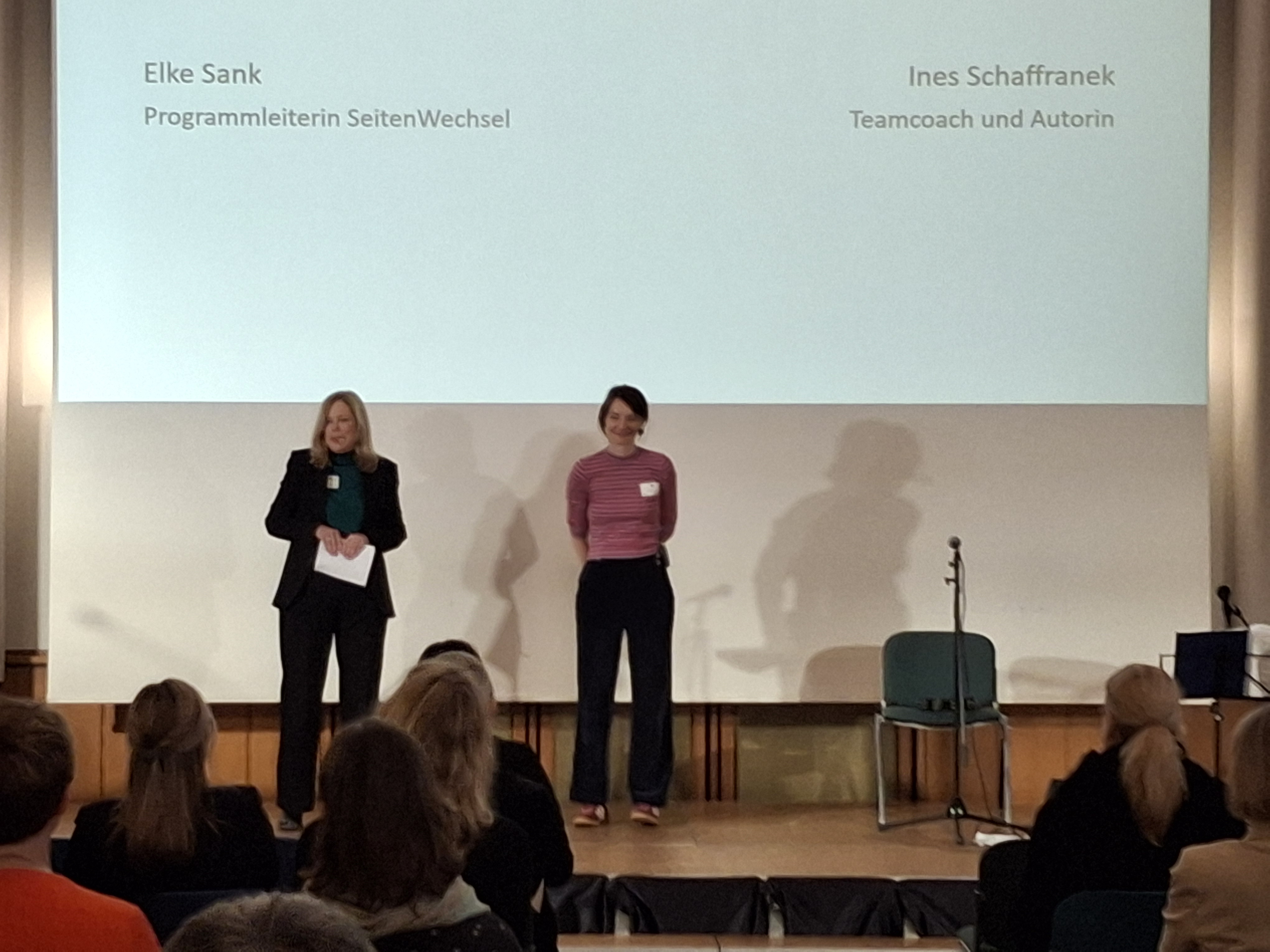Elke Sank und Ines Schaffranek auf der Bühne
