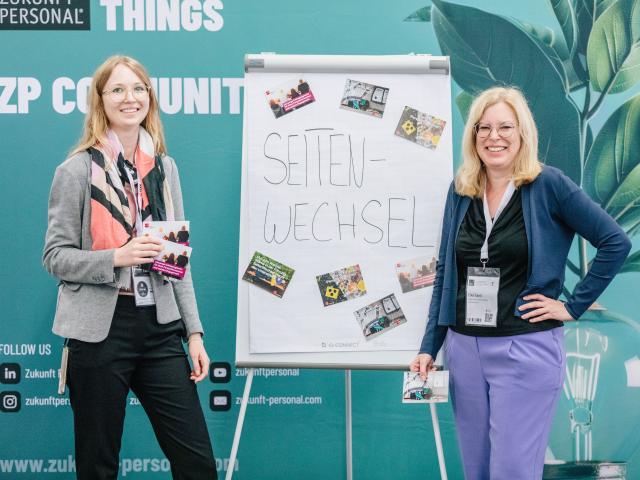 Laura Honak und Elke Sank auf dem Messestand