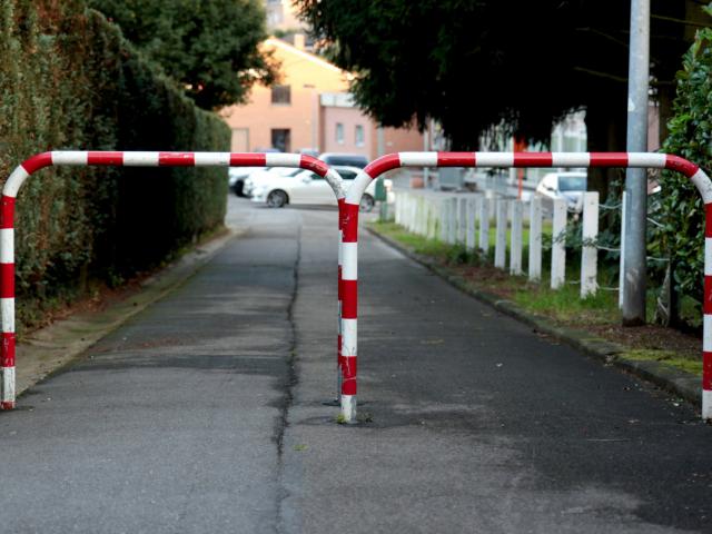 Zwei versetzte Wegesperren an Anfang eines Gehweges, die Durchgang für Fußgänger ermöglich