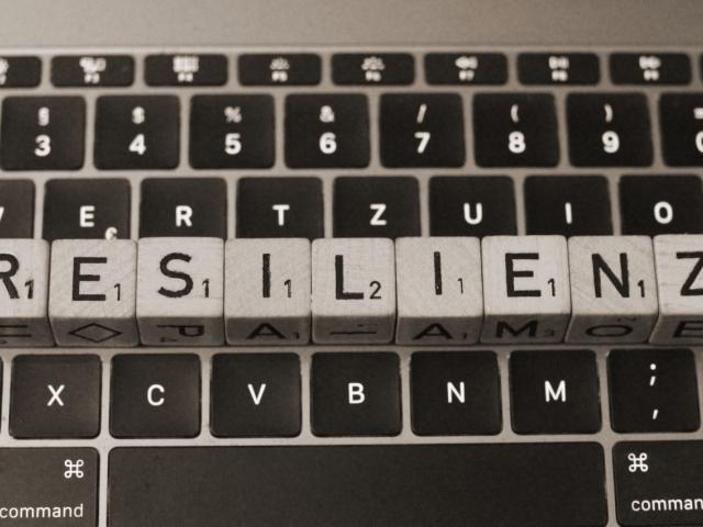 Resilienz - Buchstaben-Würfel auf Tastatur