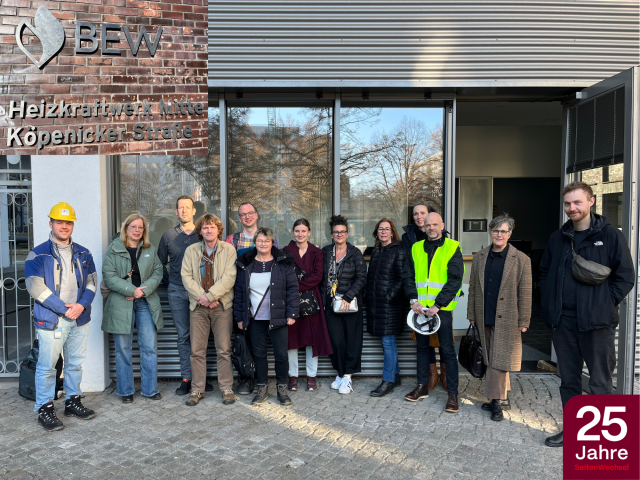 Gruppenfoto vor dem Heizkraftwerk Berlin