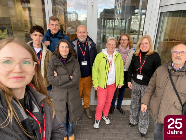 Gruppenfoto vor dem Airbus-Werk