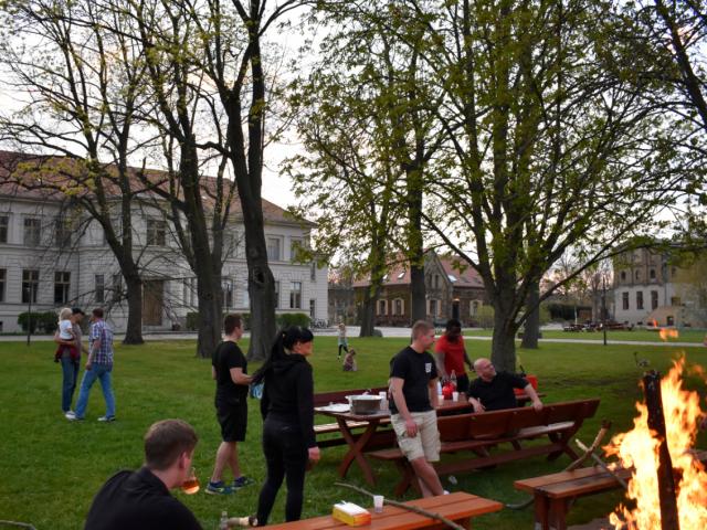 Beim Osterfeuer auf Gut Malchow: Das Osterfeuer der Synanon-Gemeinschaft