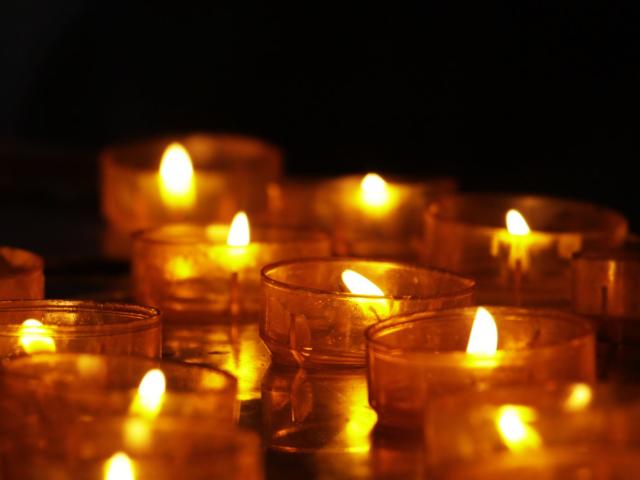 Kerzen vor dunklem Hintergrund