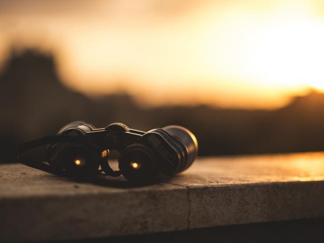 Fernglas auf einer Mauer