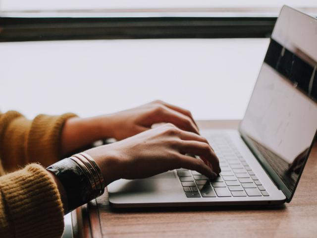 Frau arbeitet an einem Laptop