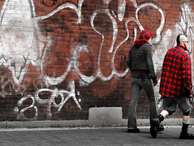 Punks vor Graffiti